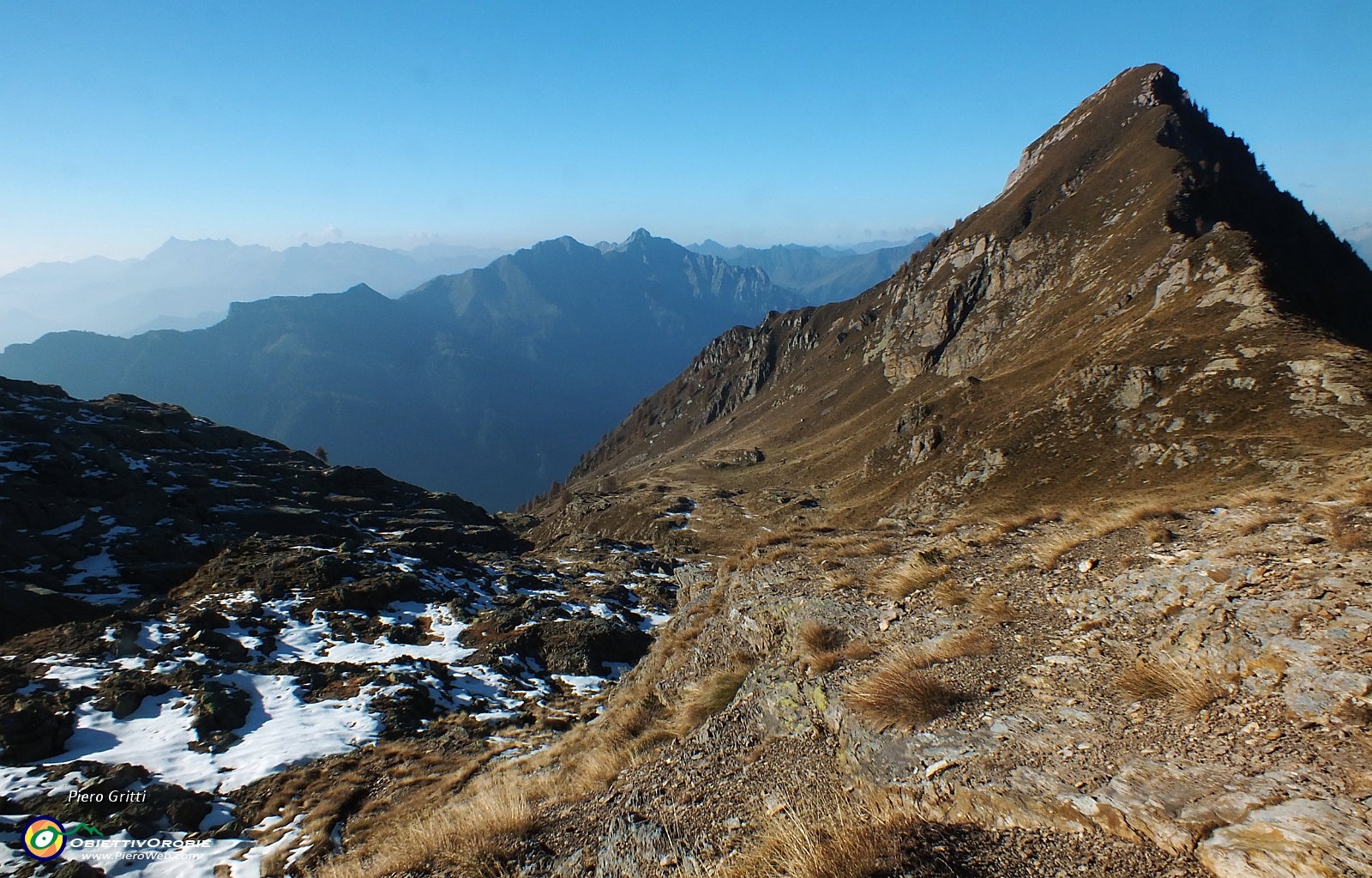 63 risalendo la traccia-sentiero verso il Passo del Tonale.......JPG